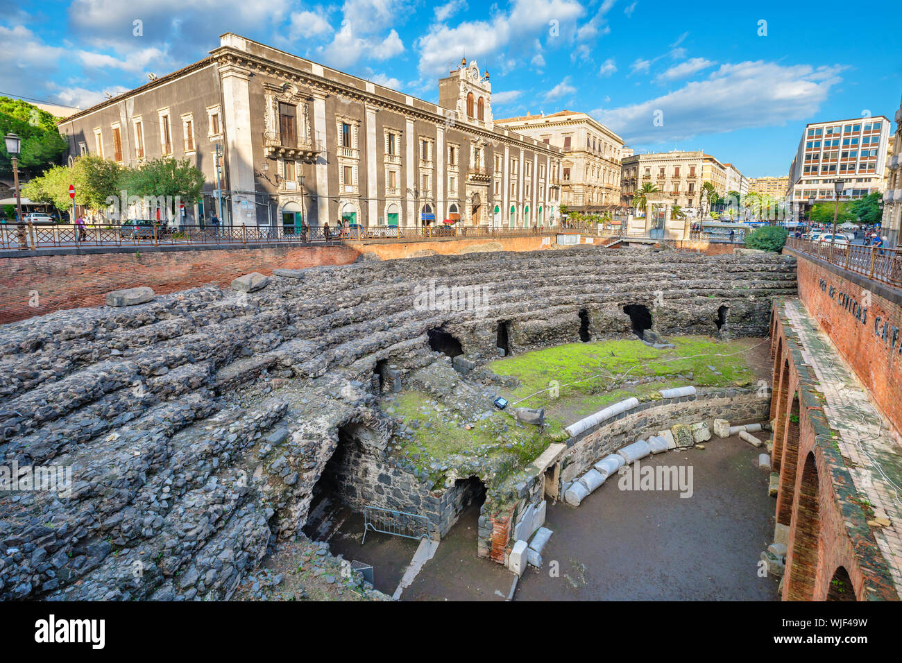 Ruinen der römischen Amphitheater und Tezzano Palast auf Stesicoro Platz. Catania, Sizilien, Italien Stockfoto
