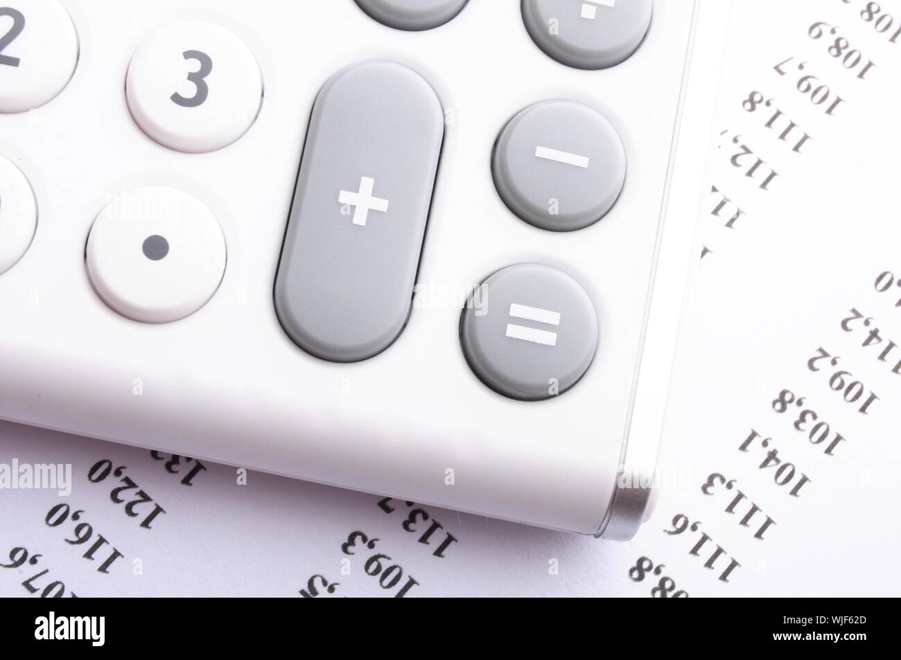 Addieren von Zahlen Konzept mit modernen weißen Rechner im Büro Stockfoto