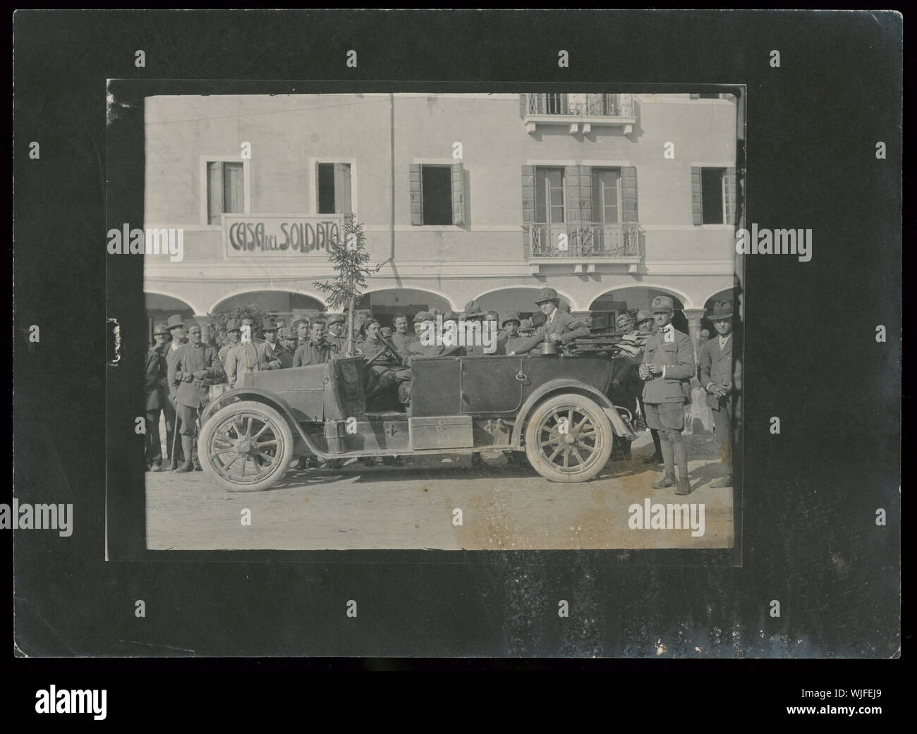 Helen Johns Kirtland in offenen Wagen durch die italienischen Soldaten in der Nähe von Fluss Piave umgeben, Italien Stockfoto