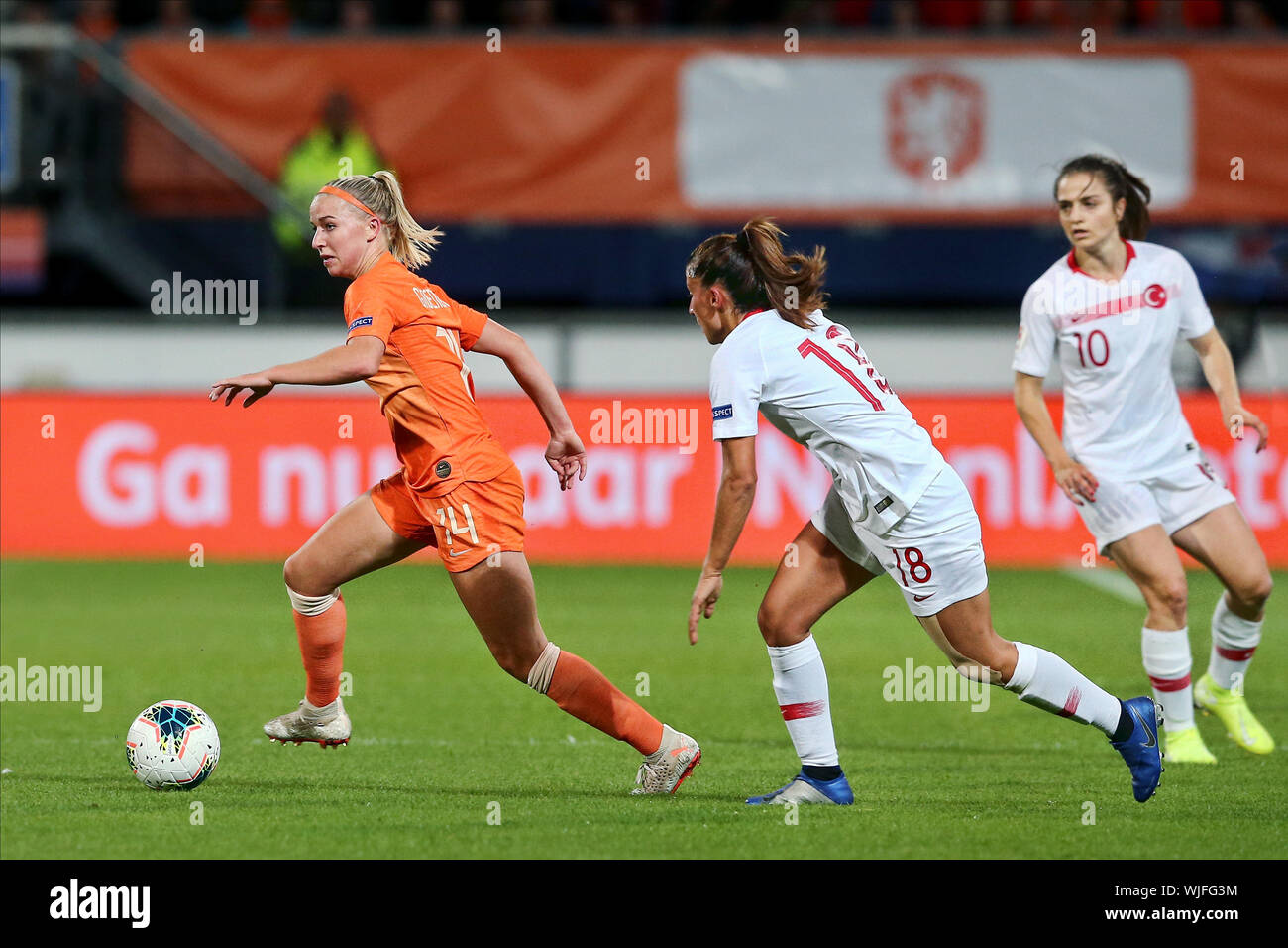 Heerenveen, Niederlande. 03 Sep, 2019. HEERENVEEN, 03-09-2019, Abe Lenstra Stadion, UEFA EURO 2021 womenÕs Qualifier. Niederlande player Jackie Groenen (L) und der Türkei player Fatma Isõk (R) während des Spiels Niederlande - Türkei (Frauen). Credit: Pro Schüsse/Alamy leben Nachrichten Stockfoto