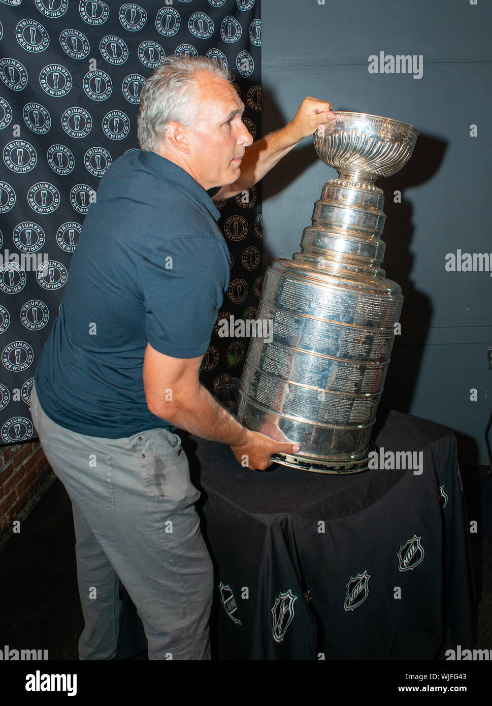 Stanley Cup Champion St. Louis Blues Haupttrainer Craig Berube trägt der Becher, nachdem er begehrte Trophäe der NHL bei einem Besuch mit Stanley C zeigte Stockfoto