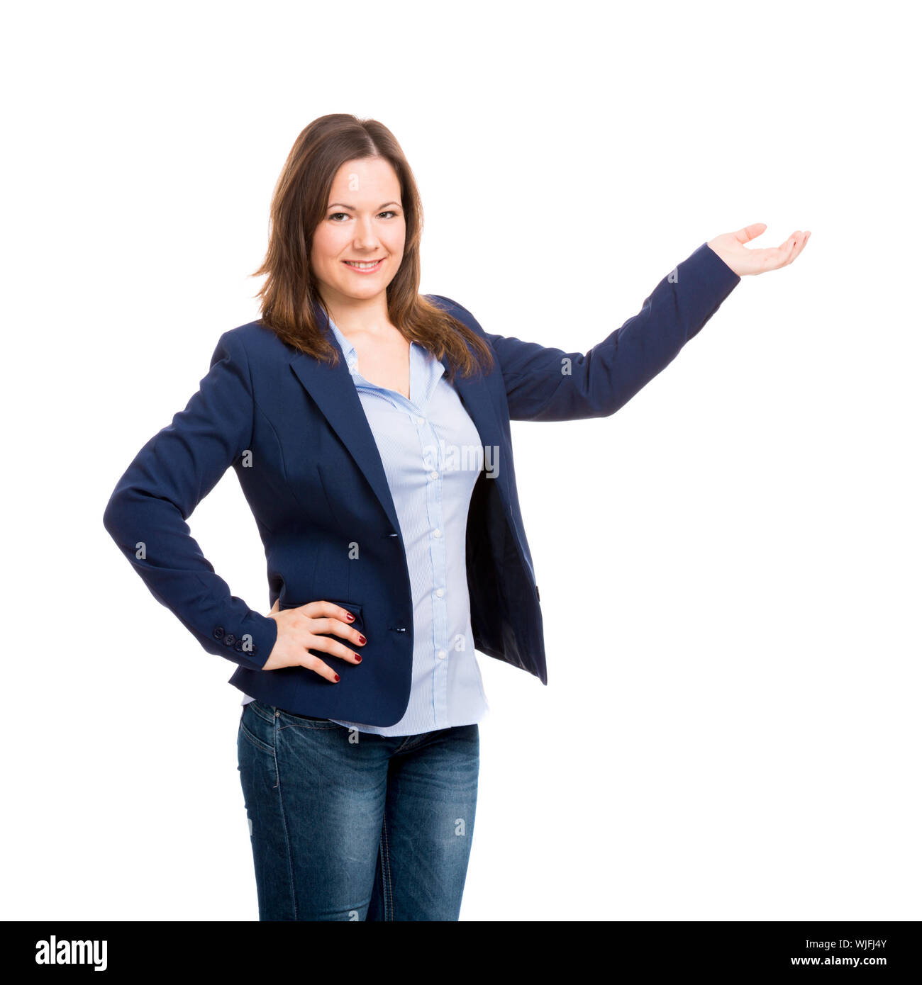 Business-Frau zeigt etwas mit ihrer linken Hand und Blick auf die Kamera, isoliert auf weiß Stockfoto