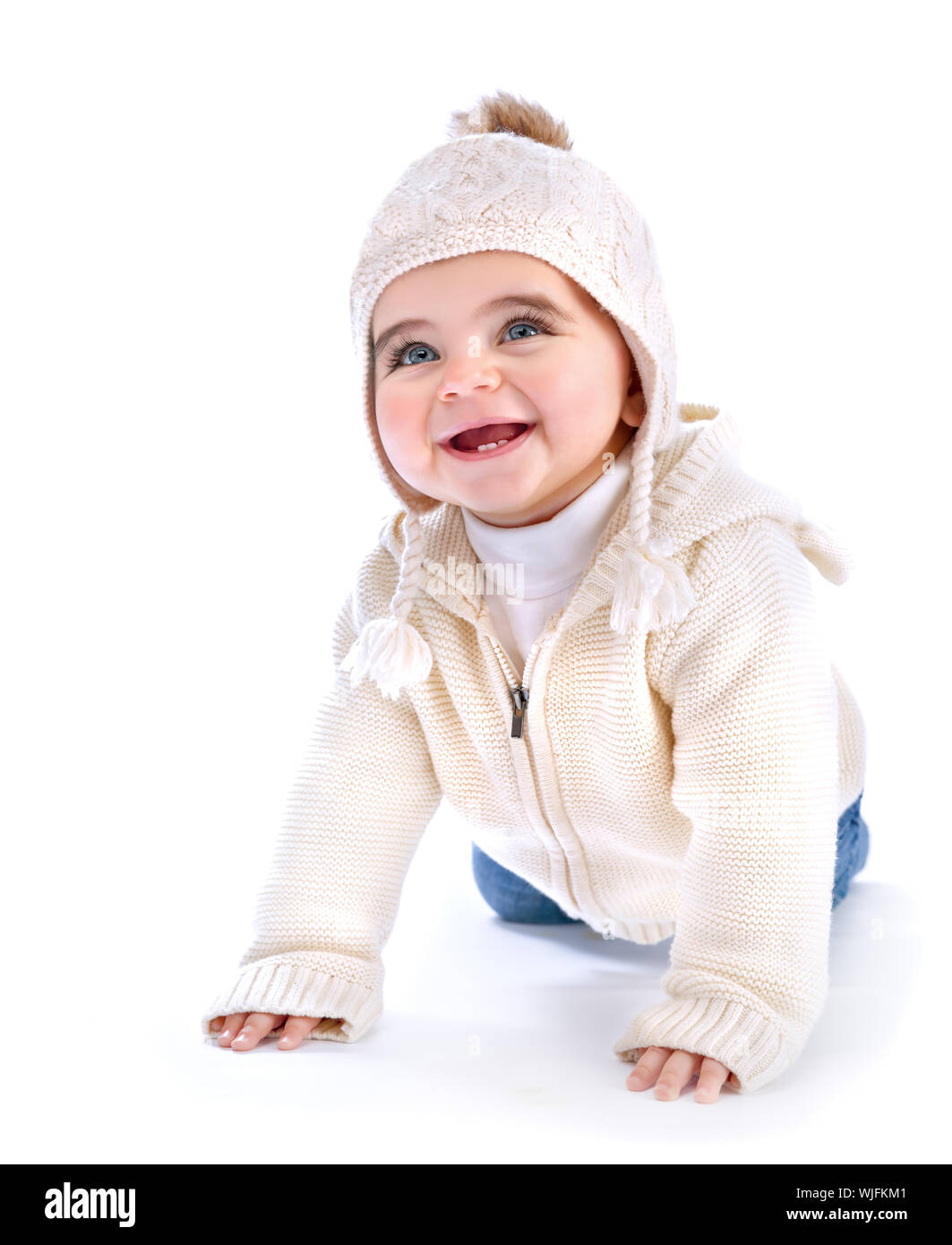 Closeup Portrait des aktiven niedlichen krabbeln im Studio, weiße stilvolle knited Hut und hoody, Winter-Mode für Kinder Stockfoto