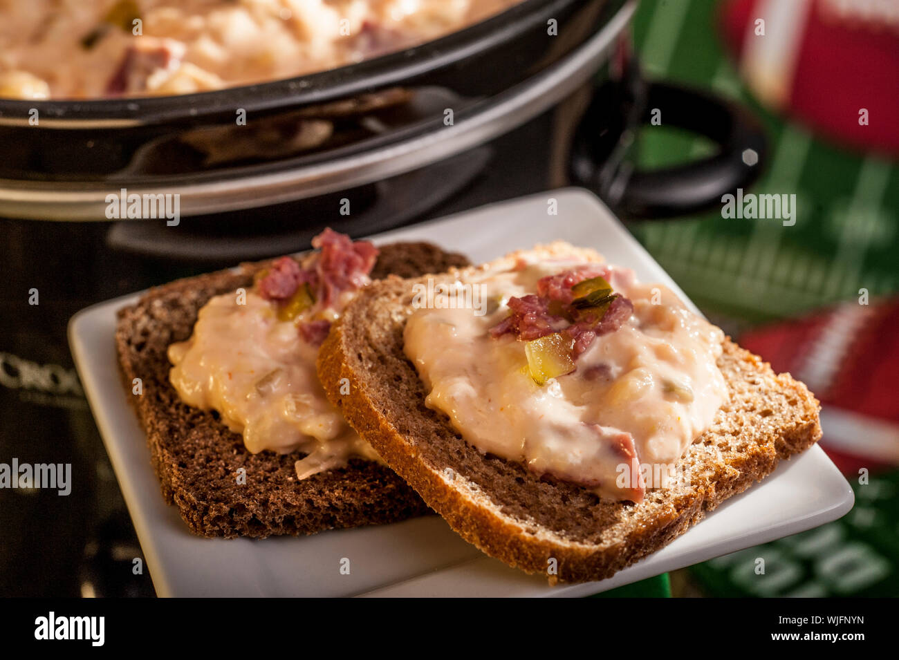 Langsam gekocht Ruben Dip Stockfoto