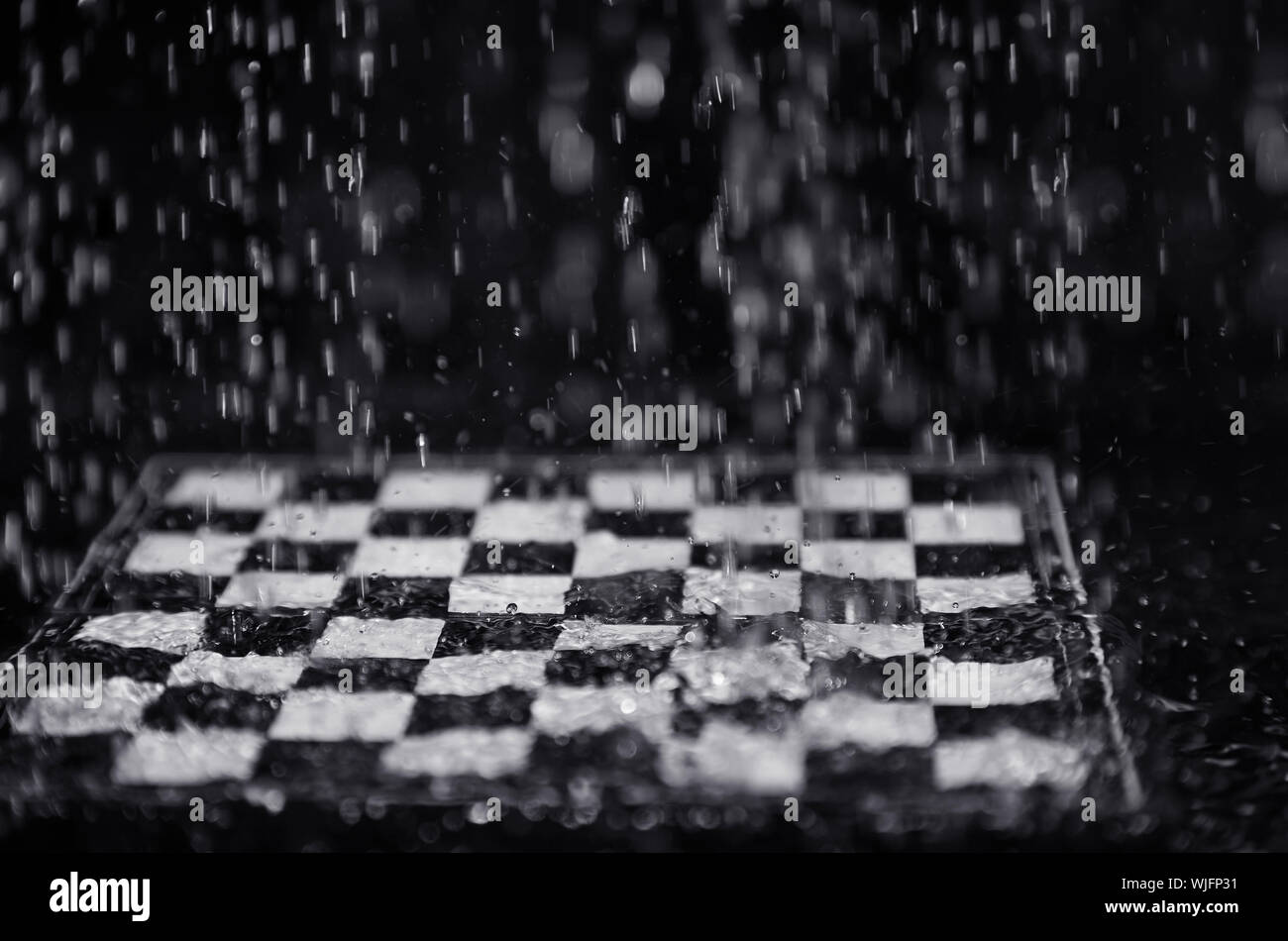 Schachbrett unter dem Regen. Detailansicht Stockfoto