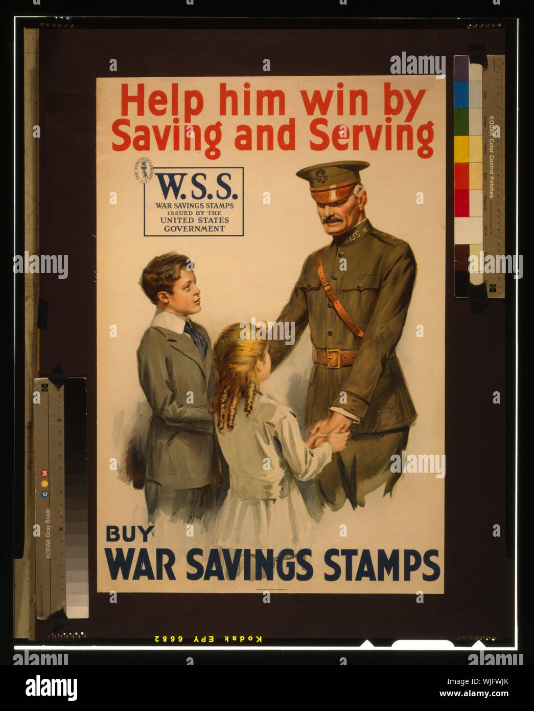 Helfen Sie ihm Gewinn durch Einsparung und servieren - Krieg Einsparungen Briefmarken abstrakt Kaufen: Poster, auf dem ein Soldat solemly umklammern die Hände von zwei Kindern. Stockfoto