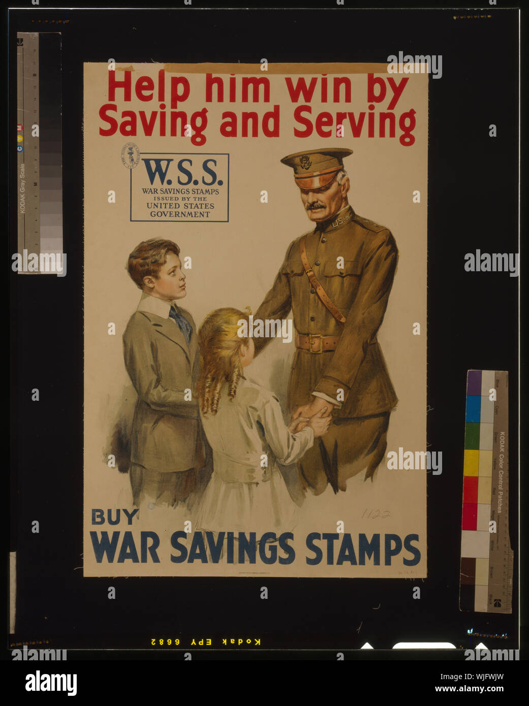 Helfen Sie ihm Gewinn durch Einsparung und servieren - Krieg Einsparungen Briefmarken abstrakt Kaufen: Poster, auf dem ein Soldat solemly umklammern die Hände von zwei Kindern. Stockfoto