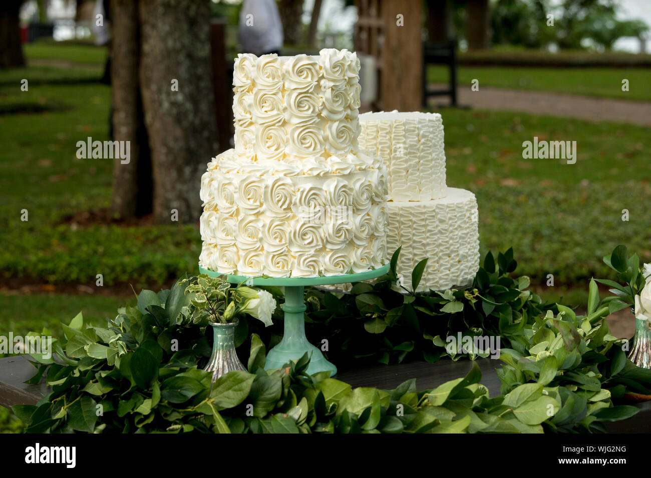 Paar von Zwei mehrstufige Hochzeit Kuchen Hochzeit im freien Empfang Stockfoto