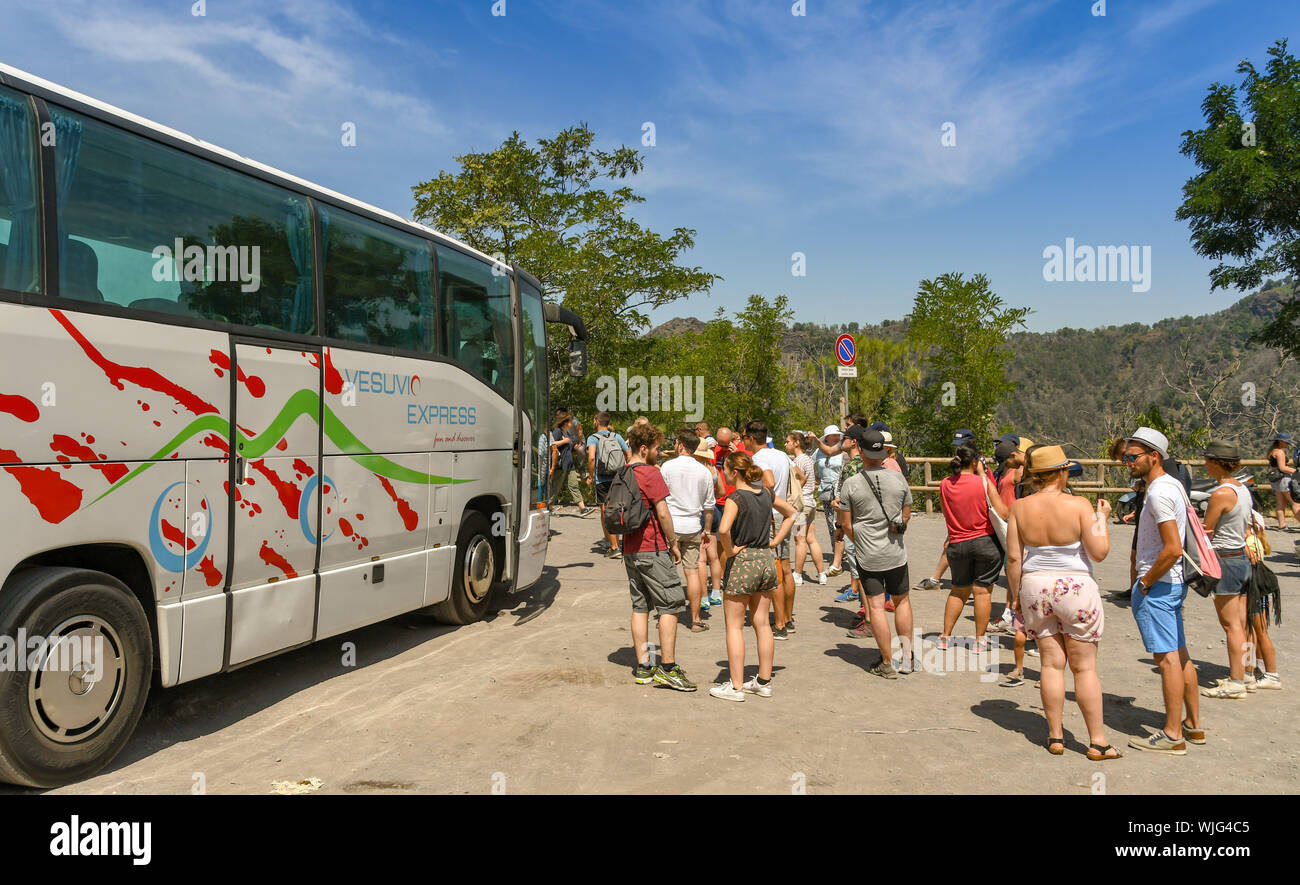 Neapel, Italien - AUGUST 2019: Menschen warten auf den Vesuvio Express, ein Shuttlebus die Besucher aus Herculaneum, den Vesuv Stockfoto