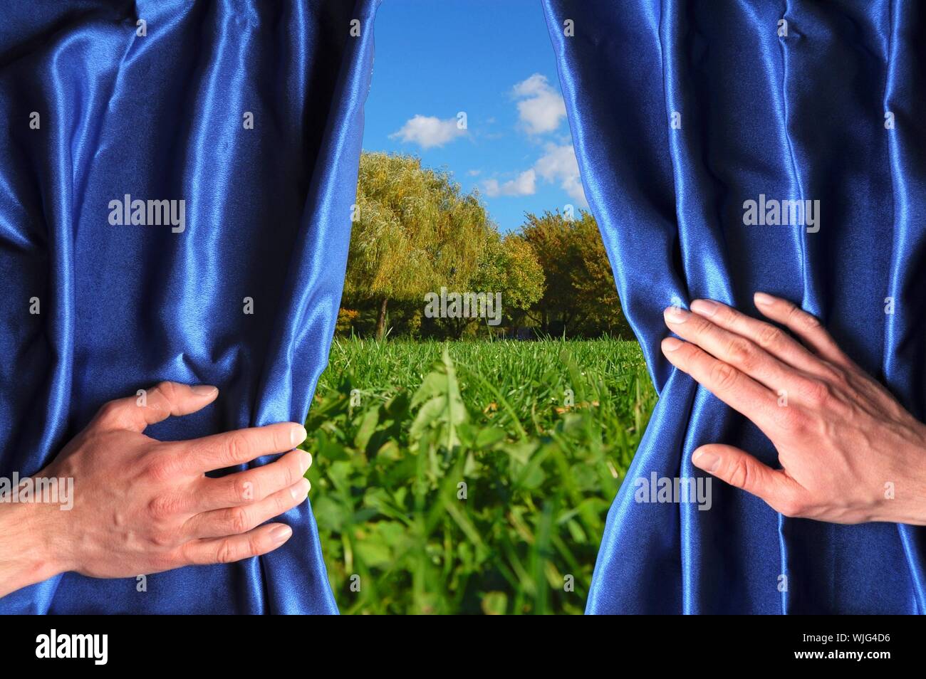 Landscpae hinter einer blauen Vorhang übersicht Sommer Konzept Stockfoto