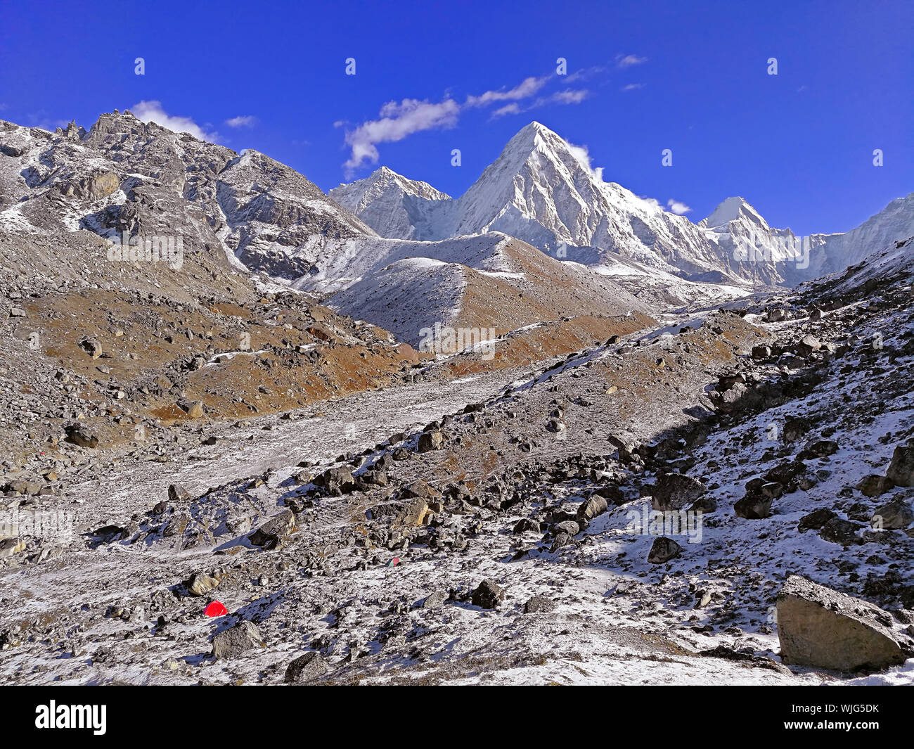 Pumo Ri Peak (7161 m) und Zeltlager bei Sonnenaufgang. Trek zum Everest Base Camp, Sagarmatha National Park, Solukhumbu, Nepal, Himalaya Stockfoto