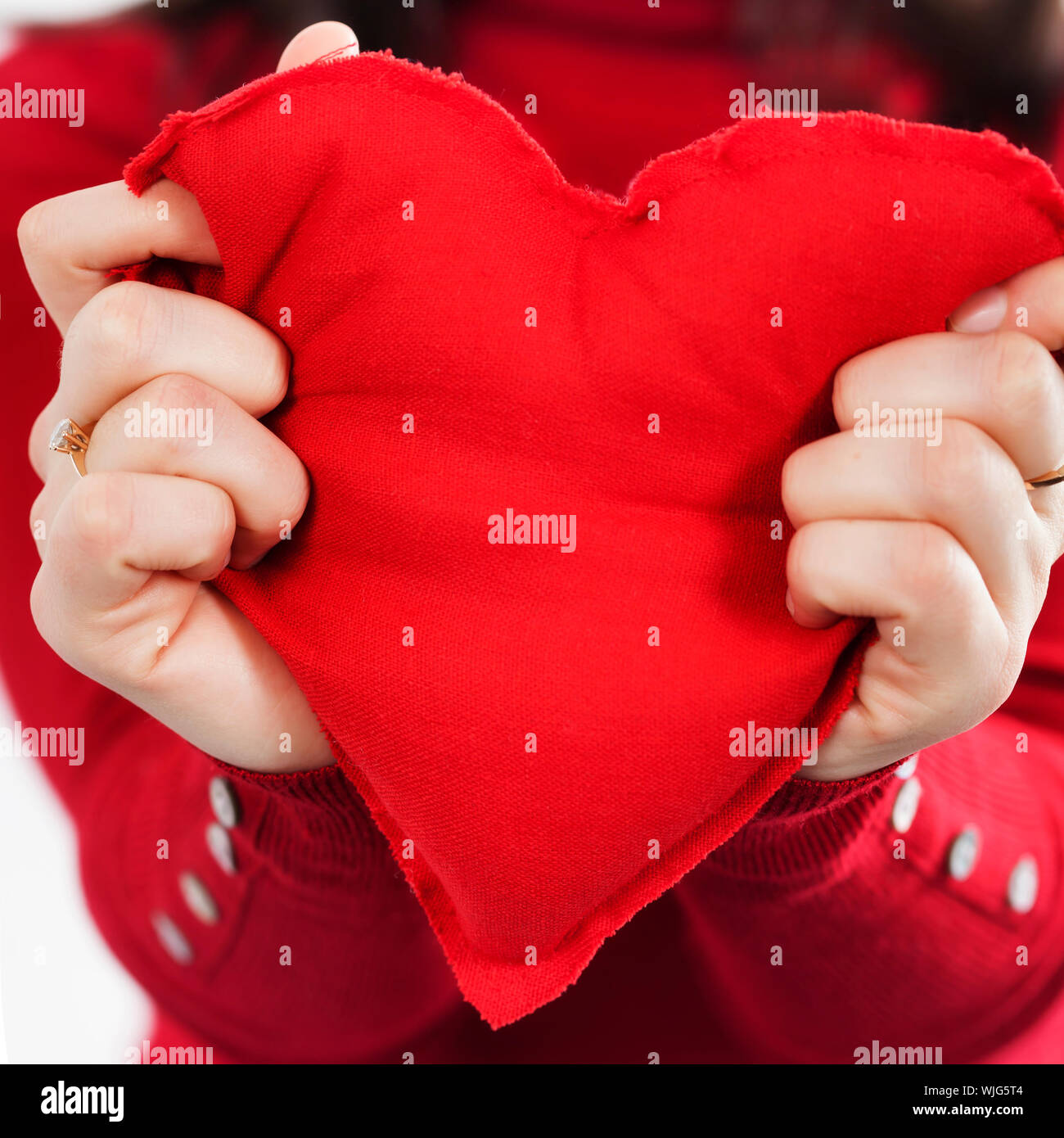 Rotes Herz in den Händen - St. Valentin Konzept Stockfoto