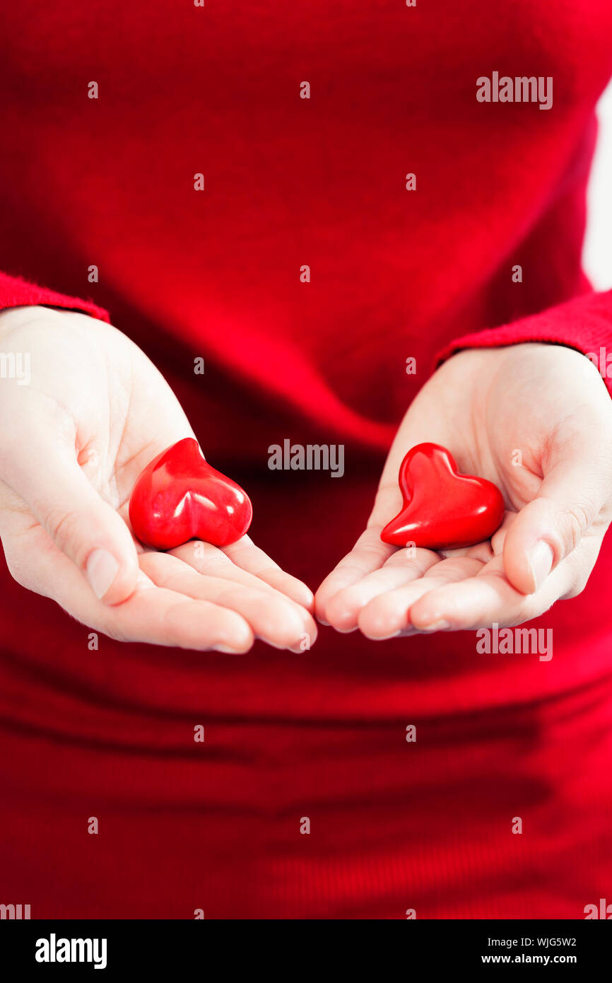 Rote Herzen in Händen - St. Valentin-Konzept Stockfoto
