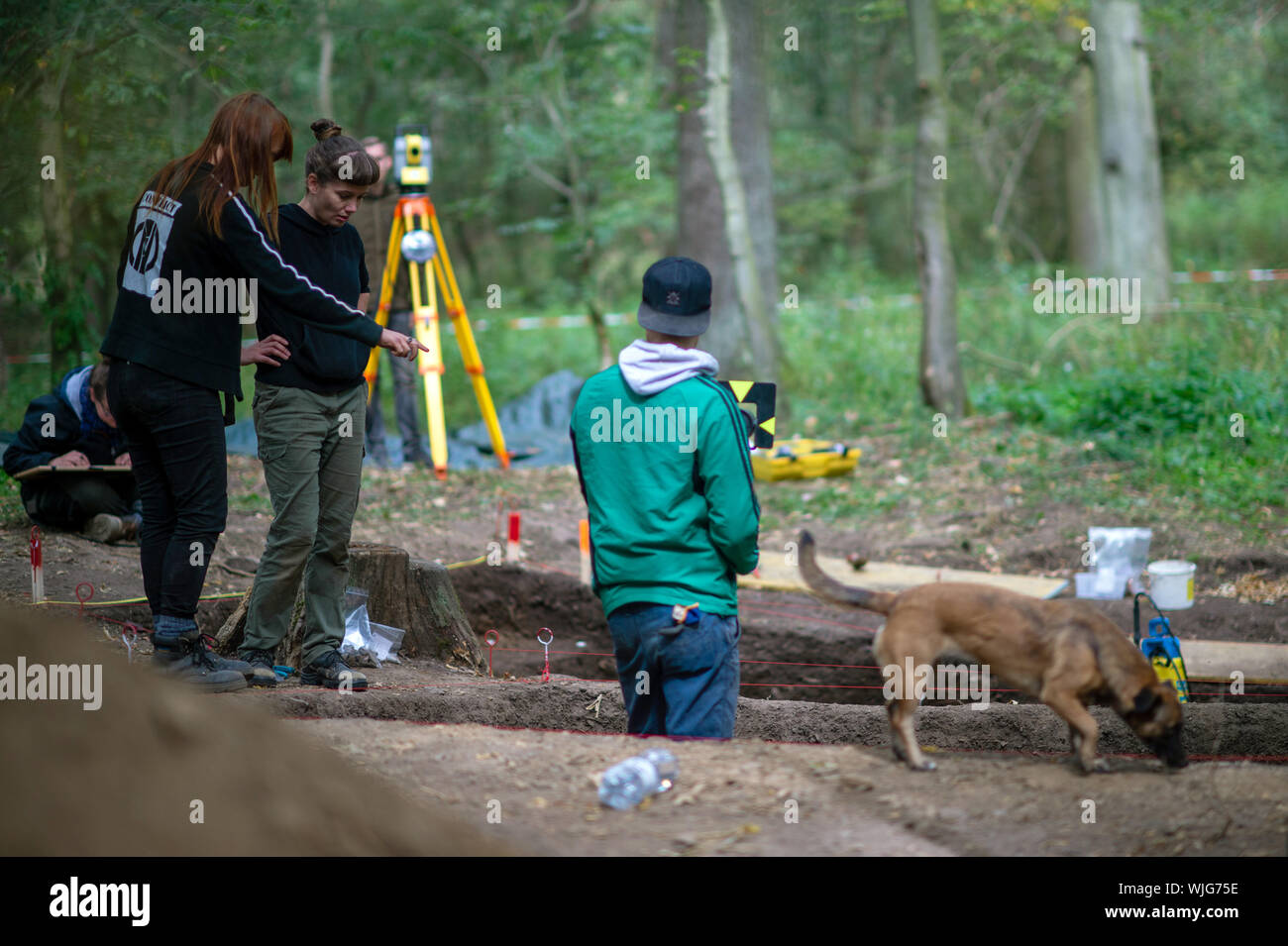 03 September 2019, Sachsen-Anhalt, Güntersberge: Die ausgrabung Regisseurin Anna Bartow (M), Archäologe an der Universität Halle, und ihre Archäologie Studenten sind auf der Suche nach bleibt der verschwundenen Dorf an der Ausgrabungsstätte "Wüstung Anhalt'. Die Siedlung bedeckt etwa 11 Hektar und wurde zwischen dem 11. und dem 12. Jahrhundert gegründet. Das Dorf verlassen wurde bereits im 15. Jahrhundert. Das Dorf ist eine von ungefähr 100 im Harz, die während des Mittelalters verschwunden und sind nun verlassenen Gebieten genannt. Die Ausgrabungen sind wichtig, weil es kaum haben Syste. Stockfoto