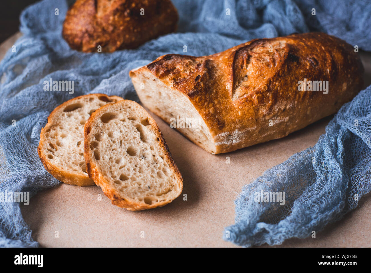 Frisch geschnittenes Brot auf Kraftpapier. Stockfoto