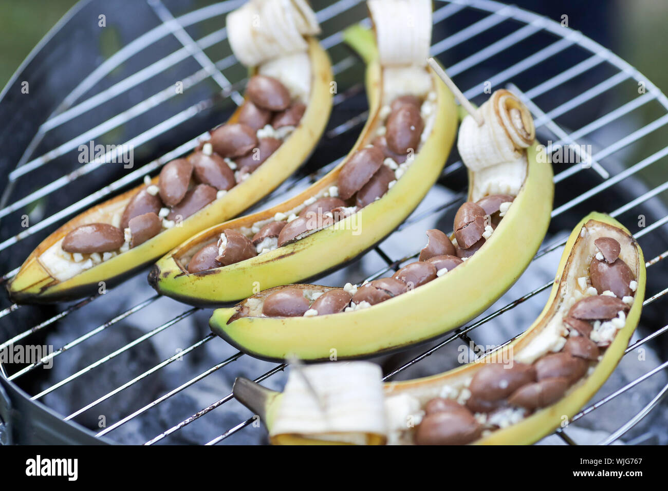 23. August 2019, Sachsen, Leipzig: Bananen mit Schokolade Süßigkeiten  liegen auf einem Grill in einem Park in Leipzig während einer Grillparty.  Foto: Jan Woitas/dpa-Zentralbild/ZB Stockfotografie - Alamy