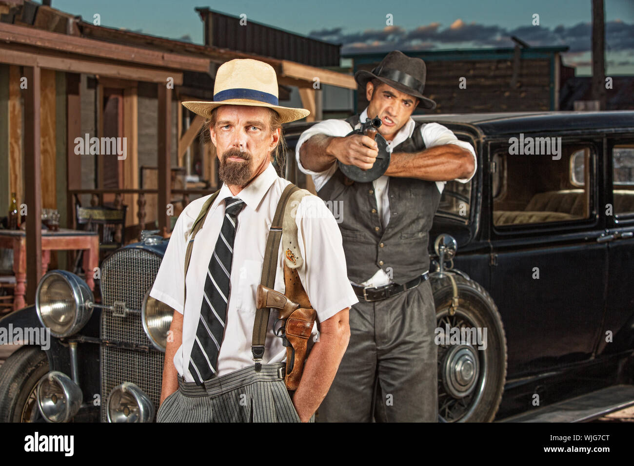 Ruhig Vintage Gangster mit Pistole und Wache mit dem Ziel Maschinengewehr Stockfoto