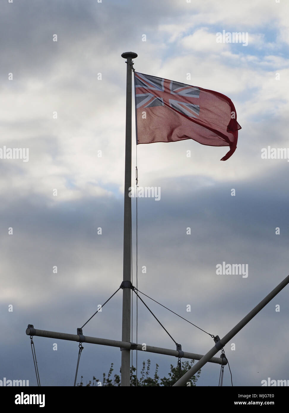 Queenborough, Kent, UK. 3. September, 2019. Der rote Stern für die Handelsmarine Tag fliegen - eine Flagge Anhebung Zeremonie in Queenborough, Kent heute Abend war die Queenborough Stadtrat als Teil dieser nationalen Veranstaltung zu Ehren des tapferen Männer und Frauen, die unsere "Insel Nation gehalten" flott während der beiden Weltkriege, und unsere Abhängigkeit von modernen Kaufmann Seeleute, die für 95 % der Einfuhren des Vereinigten Königreichs verantwortlich sind, feiern. Die Veranstaltung wird von der Handelsmarine Fonds und Seeleute UK gefördert. Credit: James Bell/Alamy leben Nachrichten Stockfoto