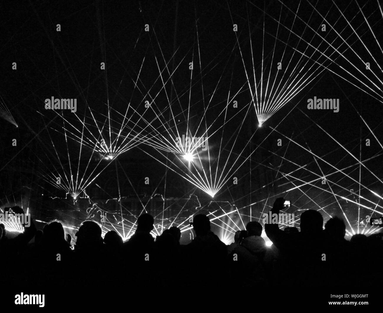 Silhouette Menschen Beobachten Laser Show Am Abend Stockfotografie Alamy