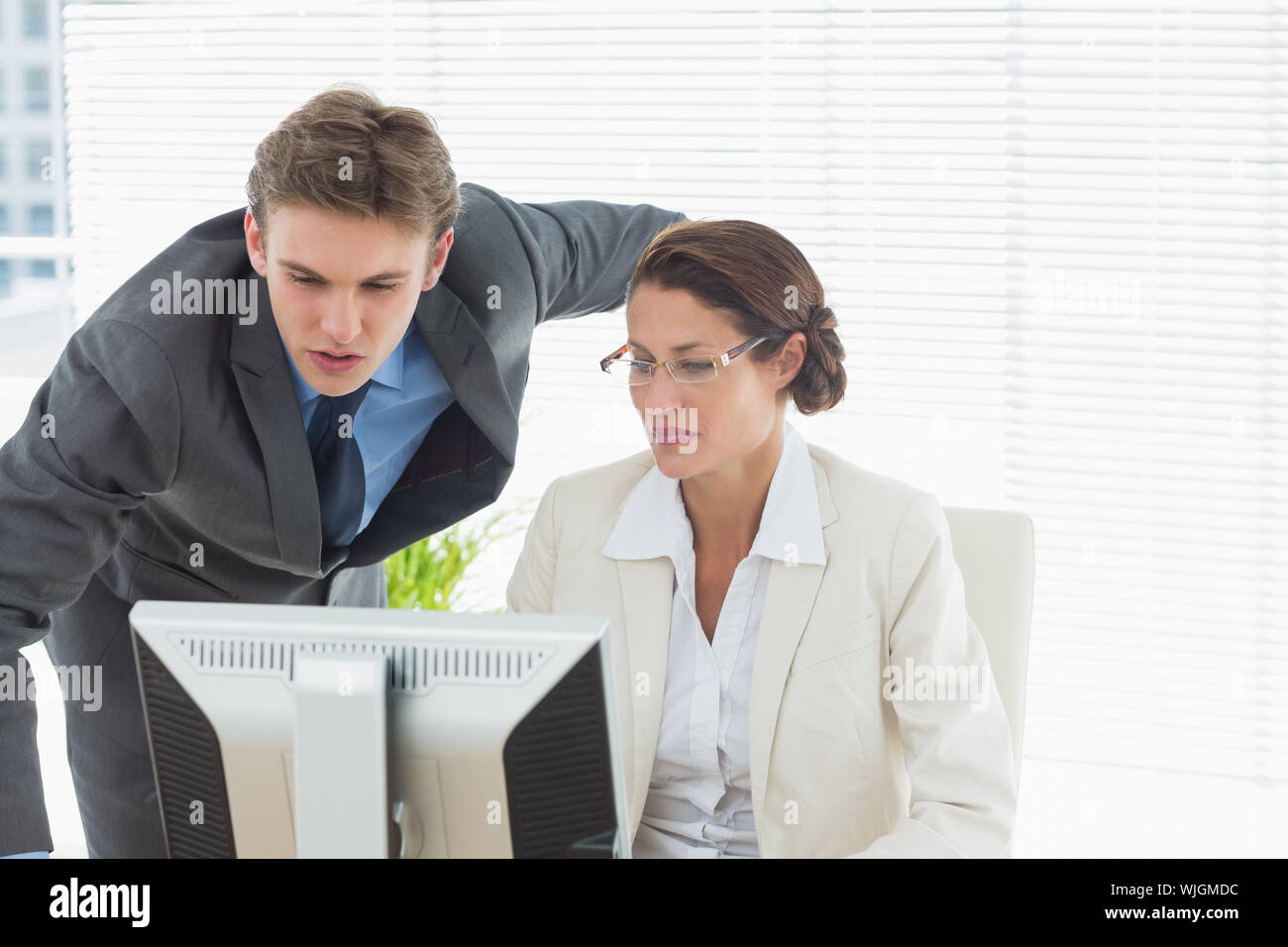 Intelligent business Paar mit Computer in einem hellen Büro gekleidet Stockfoto
