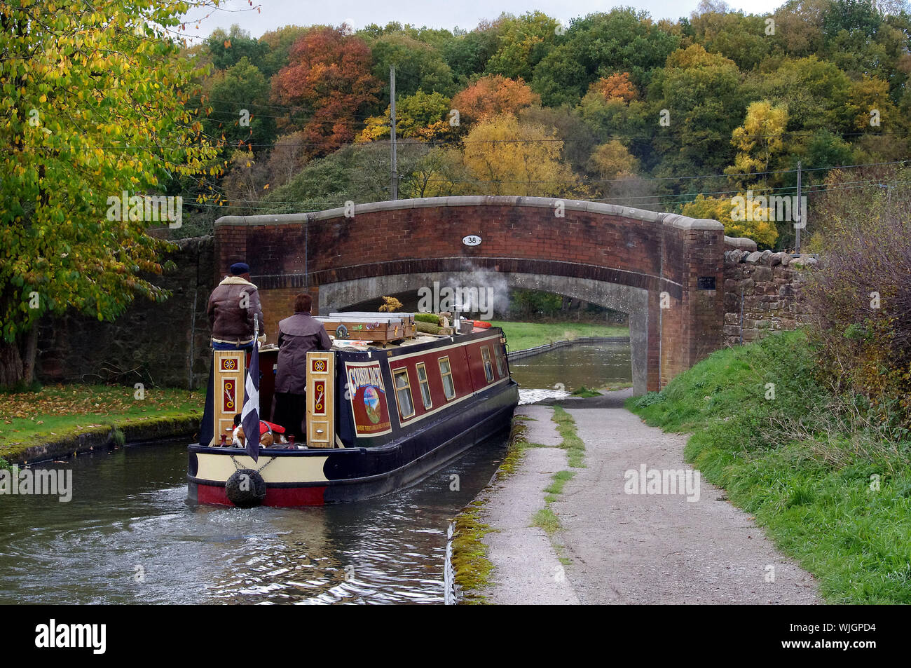 Schmale Boot unter Brücke 38 auf Caldon canal Stockfoto