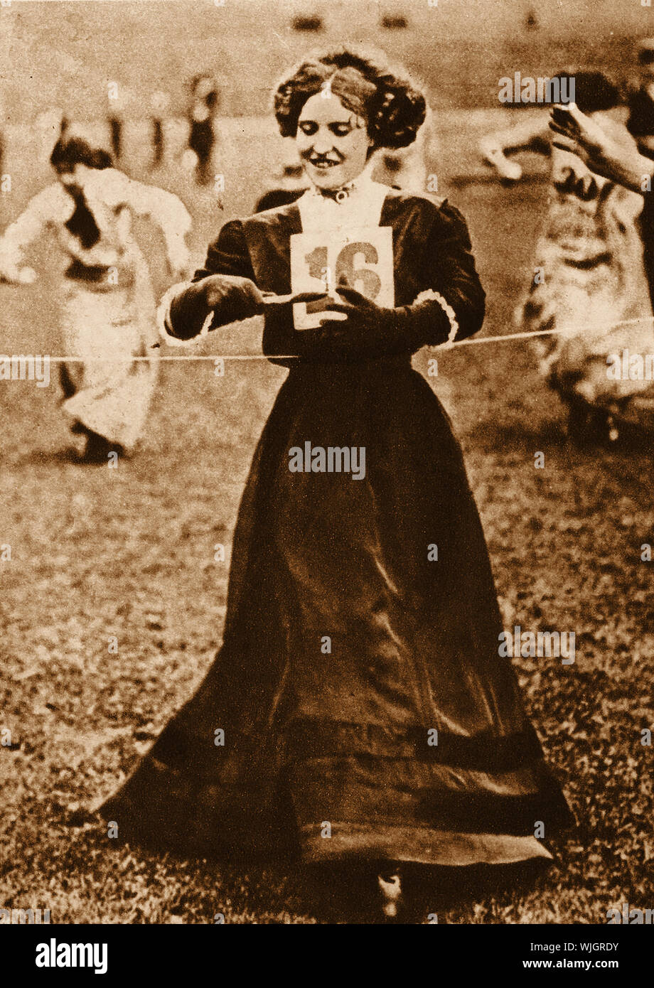 Frauen spielen traditionelle Sport 1911-Ei und Löffel Rennen in La formale langes Kleid Stockfoto
