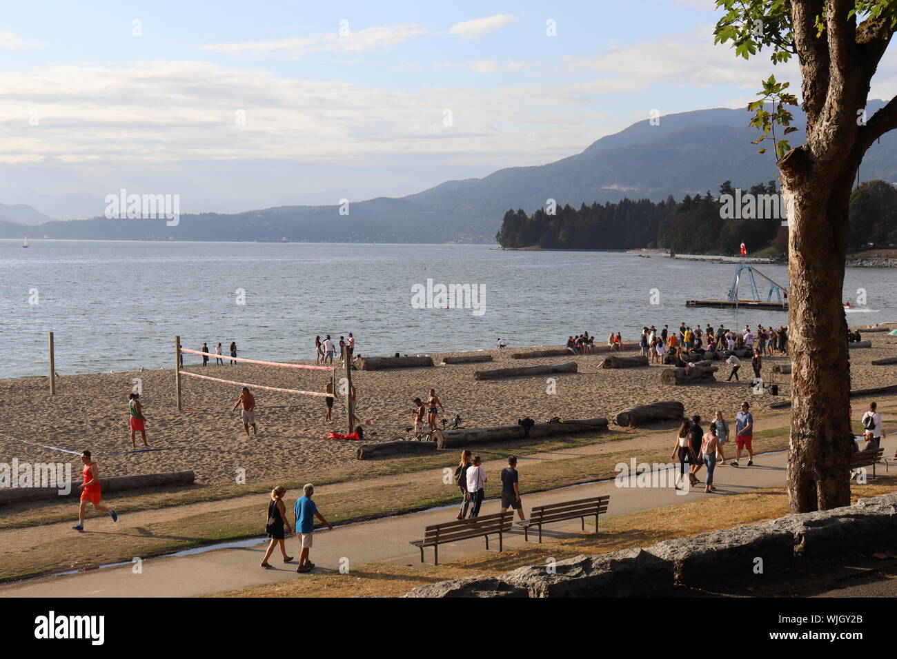 Leute, beim Beach-Volleyball, English Bay Beach Stockfoto