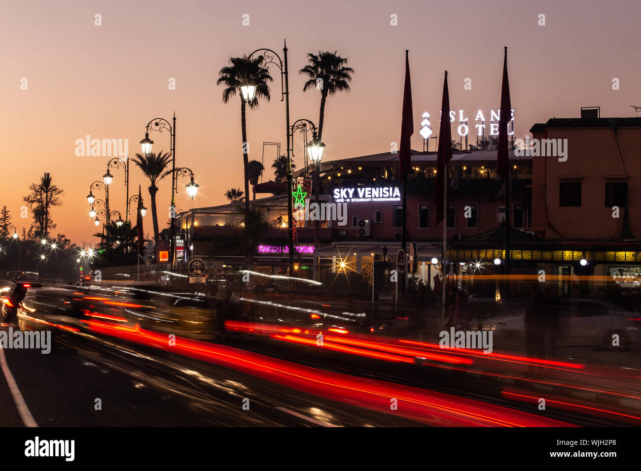 Verkehr in Marrakesch nach Sonnenuntergang Stockfoto
