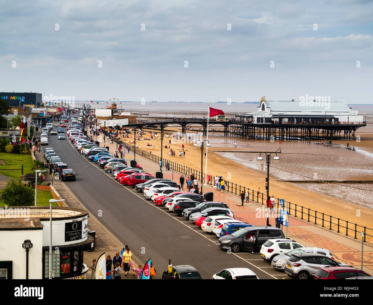 Cleethorpes Pier im Hintergrund im Blick auf die Promenade und den Strand von North East Lincolnshire Resort Stockfoto