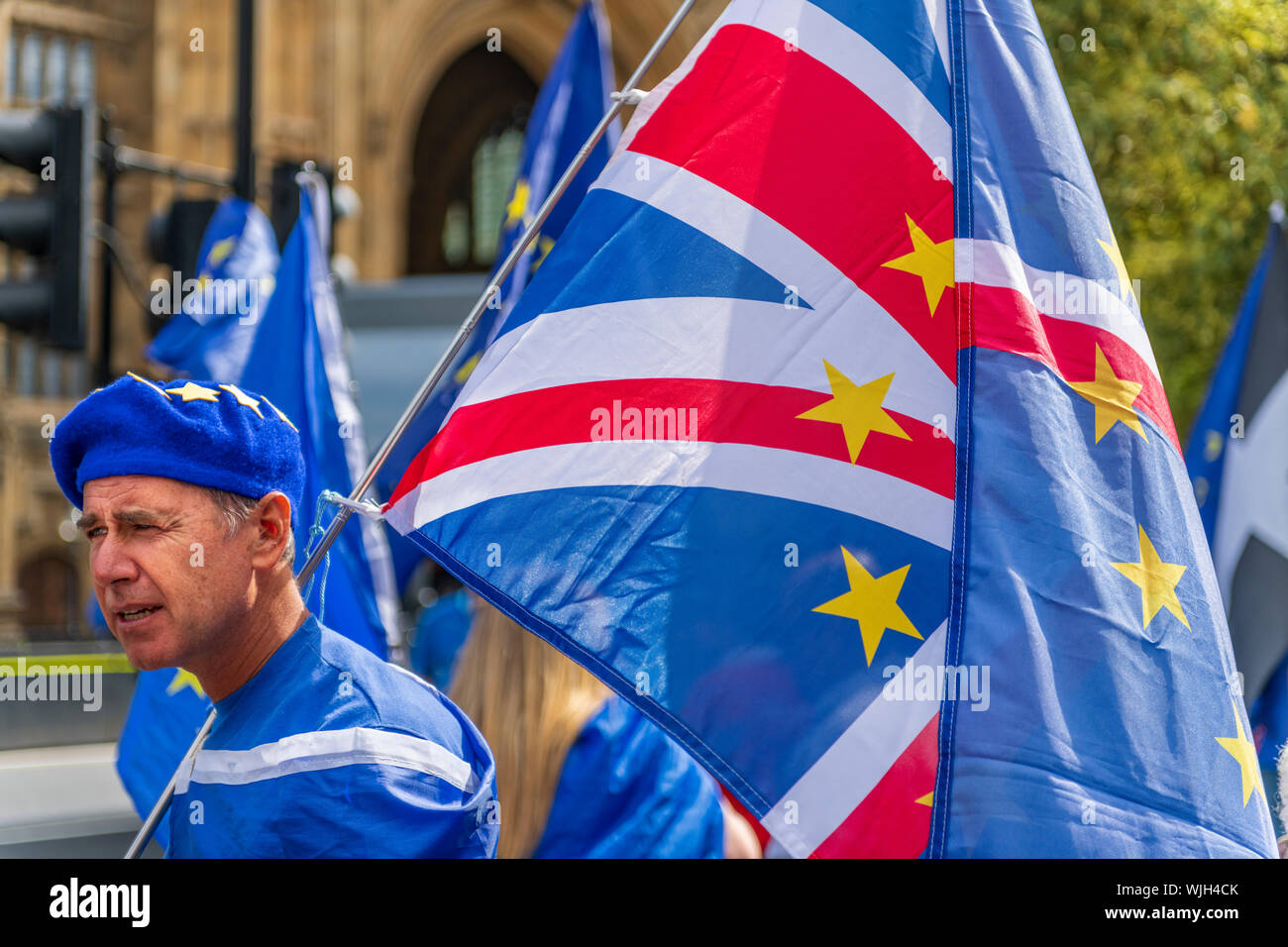 Westminster, London, England. 3. September, 2019. Ein Stop Brexit Demonstrator verbindet Kolleginnen und Demonstranten auf der Oberseite der Putsch" Rally außerhalb der Häuser des Parlaments. Terry Mathews/Alamy leben Nachrichten Stockfoto