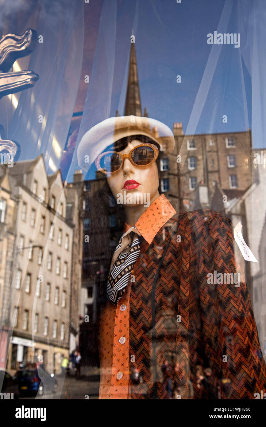 Reflexionen von Grassmarket im Fenster von Armstrong DLW Vintage Kleidung Emporium, Edinburgh, Schottland, Großbritannien. Stockfoto