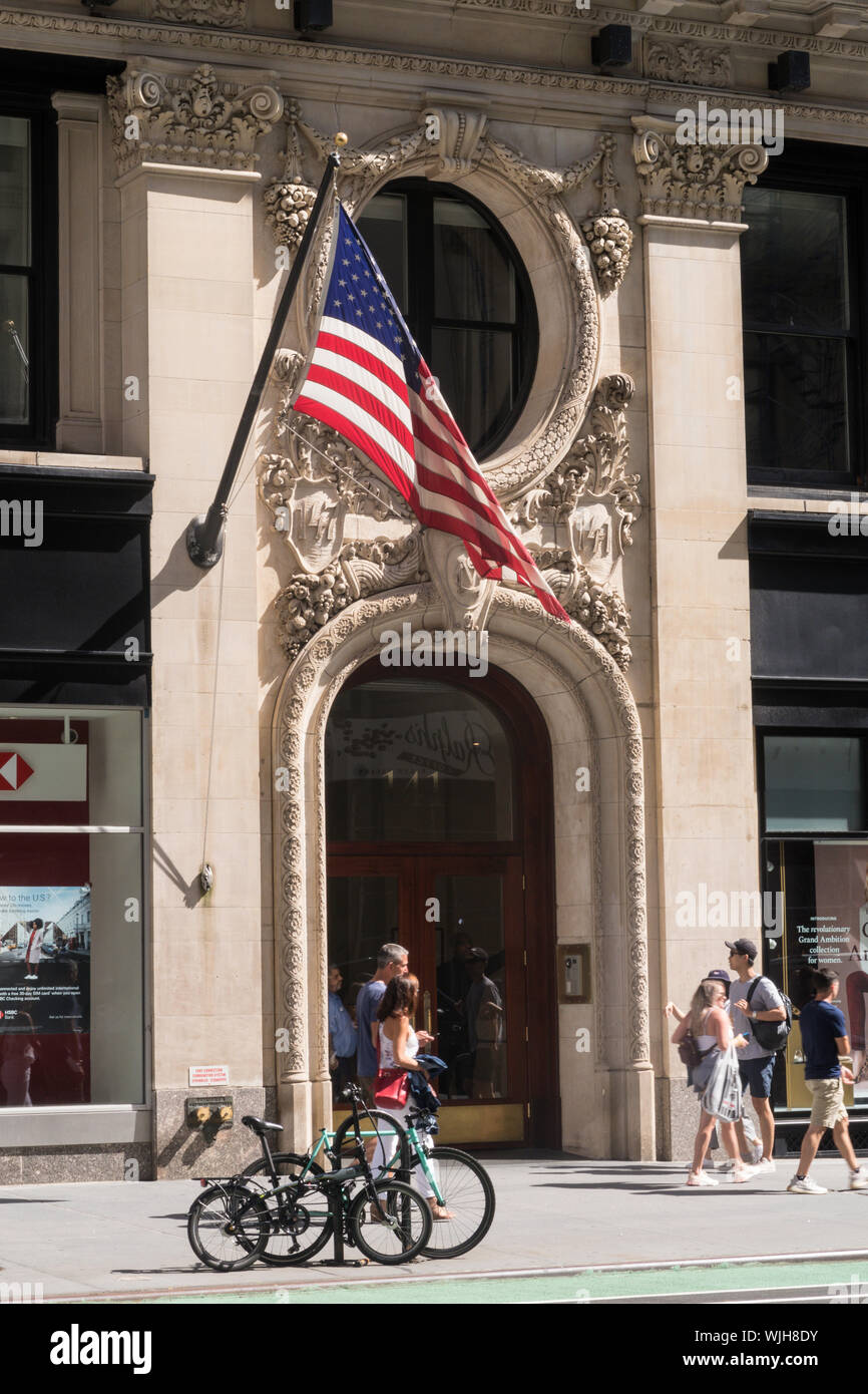 Menschen, die an einem sonnigen Nachmittag außerhalb der 141 Fifth Avenue spazieren, NYC, USA Stockfoto