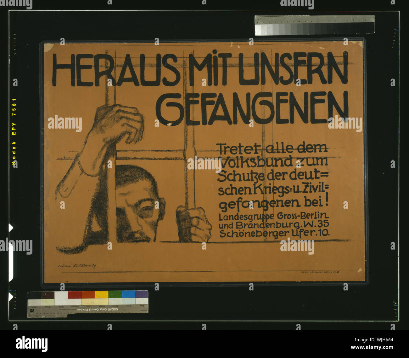 Heraus mit unsern Gefangenen! Tretet alle dem Volksbund zum Schutze der deutschen Kriegs-u. Zivilgefangenen bei! Abstract: Plakat zeigt einen Mann hinter Gitter. Text: frei unsere Gefangenen! Melden Sie der Allianz für den Schutz der deutschen Zivilbevölkerung und Kriegsgefangenen. Stockfoto