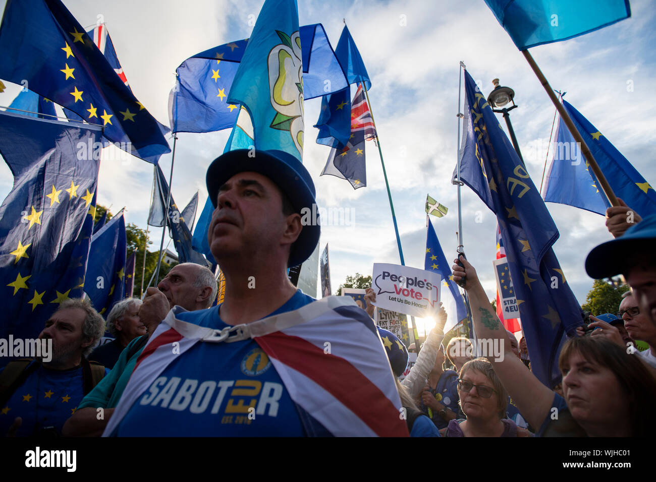 Demonstranten in Westminster, London, als Abgeordnete beteiligen sich im Notfall Debatte über ein neues Gesetz kein-deal Brexit zu blockieren. Stockfoto