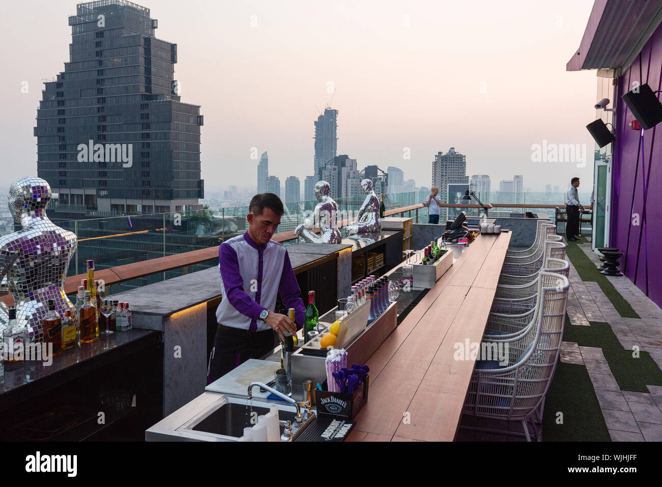 Bar auf der Dachterrasse bei Mode Sathorn Hotel im Stadtteil Sathorn, Bangkok, Thailand Stockfoto