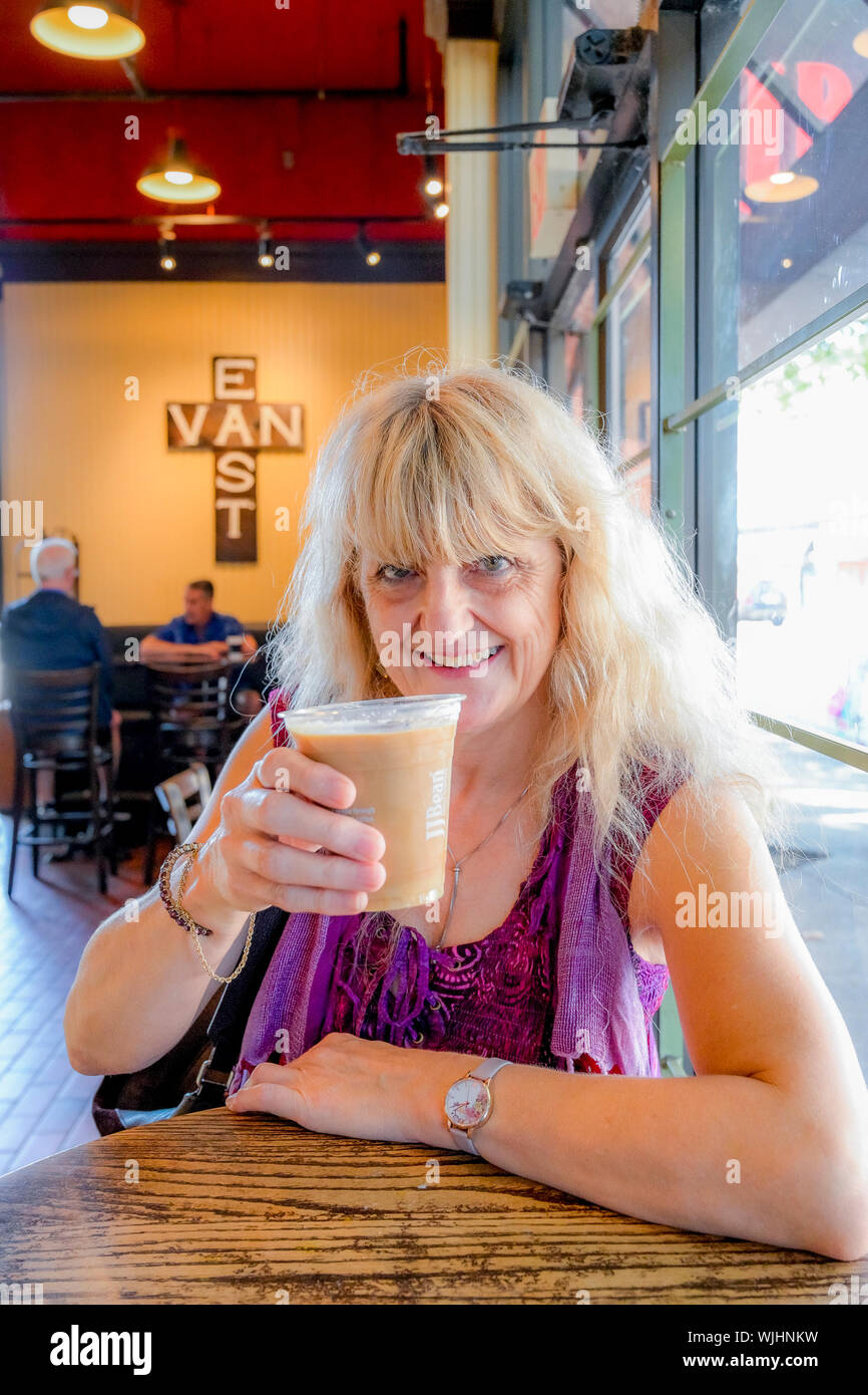 Frauen genießen Kaffee in JJ Bean Coffee Shop, East Vancouver, British Columbia, Kanada Stockfoto