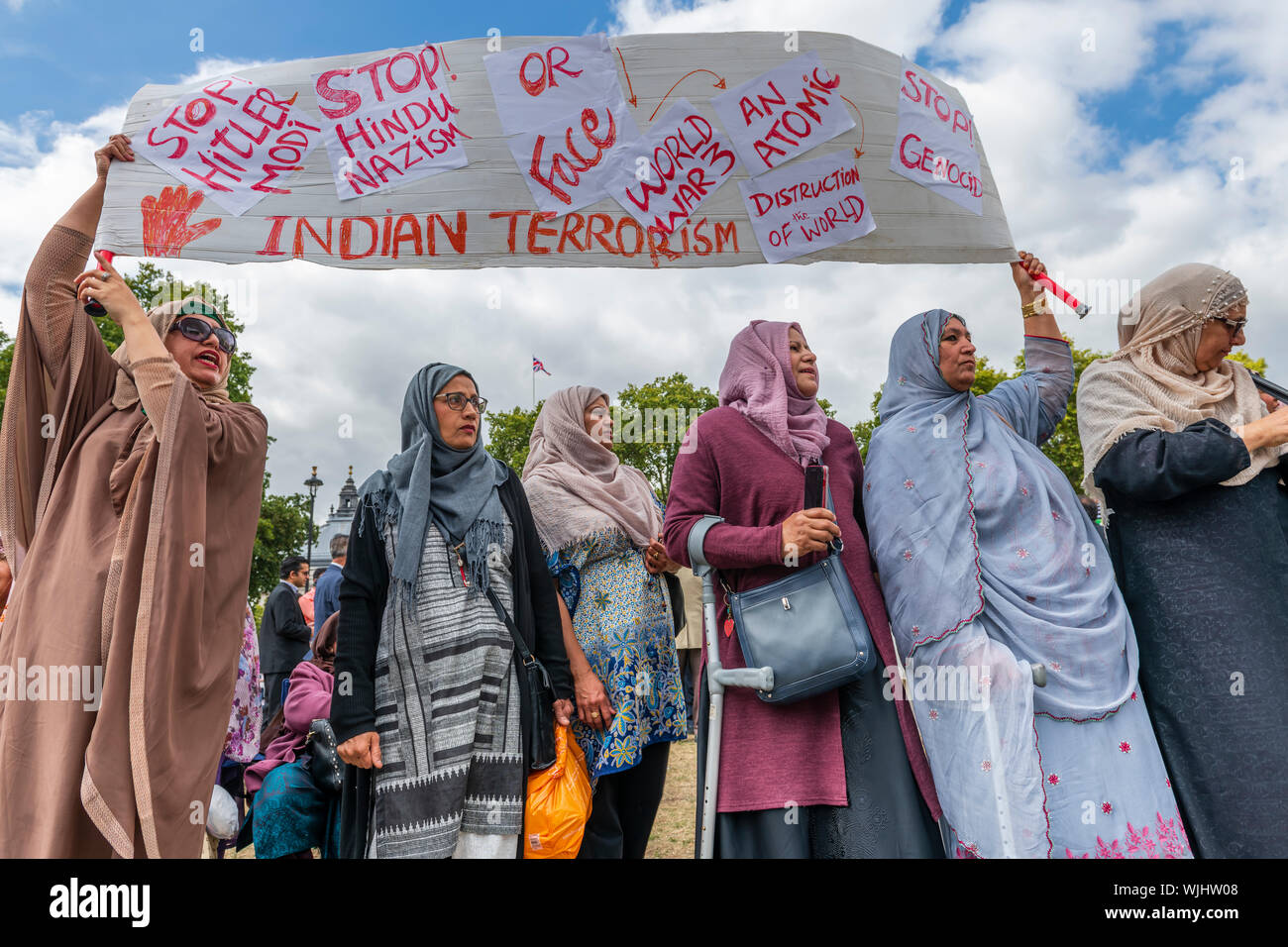 Westminster, London, England. 3. September, 2019. Die demonstranten März auf indischen hohe Kommission in London über die Modi Kaschmir "Lockdown". Große Massen marschierten in London am Parliament Square zu den indischen Hohe Kommission zur Unterstützung der Freiheit für KASCHMIRI als Indische auferlegten Sperren von Kaschmir sein 30 Tag eingegeben. Terry Mathews/Alamy Leben Nachrichten. Stockfoto