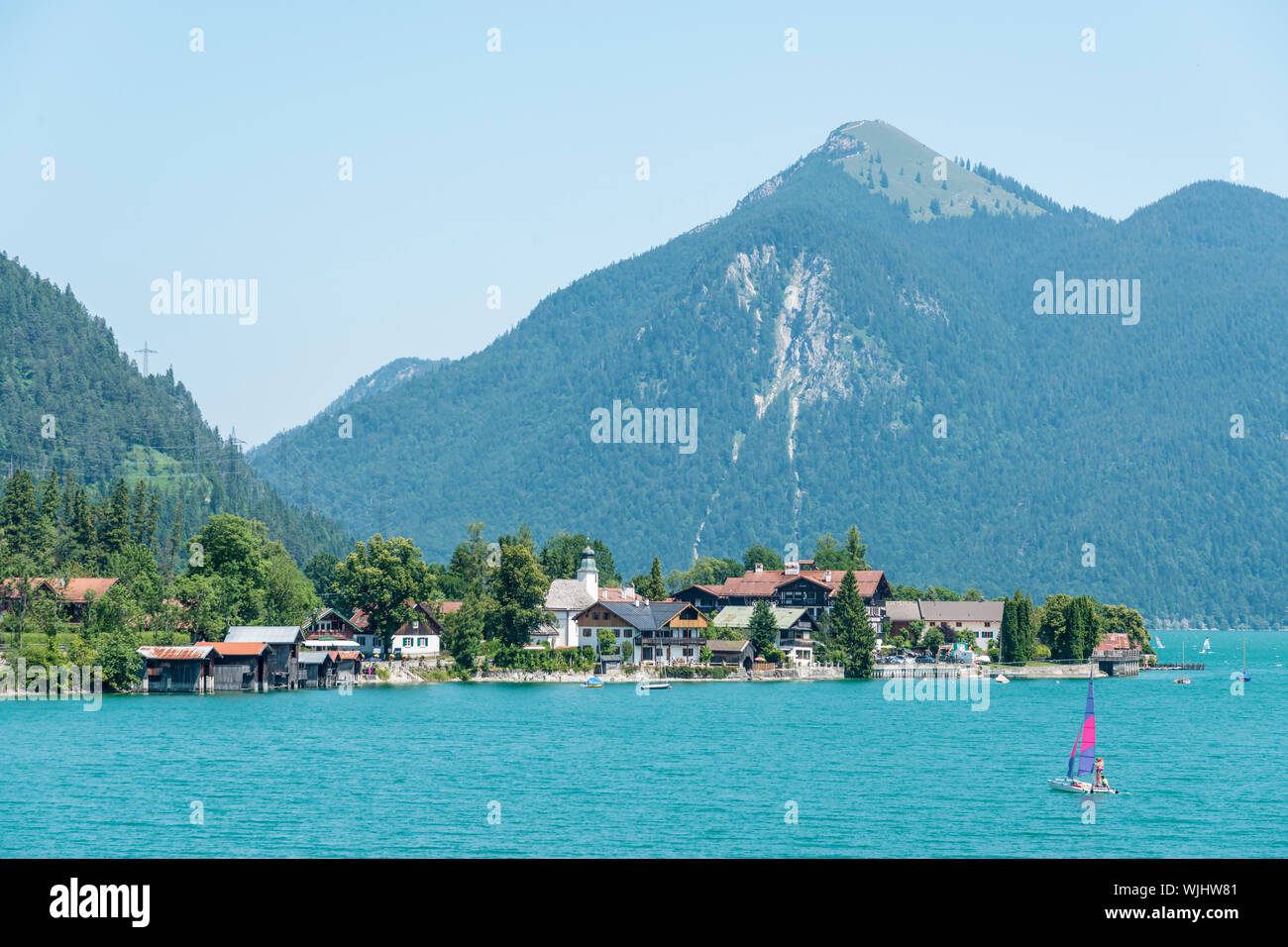 Blick auf den See Walchensee und dem Berg Jochberg in Bayern, Deutschland Stockfoto