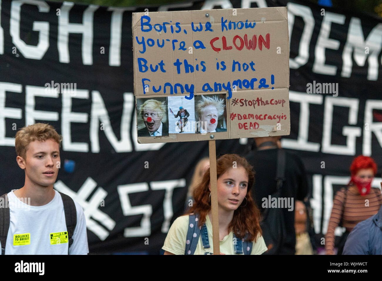 Das Parlament wieder aufgenommen nach der Sommerpause Demonstranten vor gesammelt haben, demonstrieren gegen Premierminister Boris Johnson die Entscheidung des Parlaments vor der Brexit Datum des 31. Oktober auszusetzen. Viele glauben, dass die vertagen wird "No Deal" Brexit zu unbeanstandet zulassen. Eine im März geschlossen, die Straßen um das Parlament, Lambeth Bridge und Westminster Bridge Stockfoto