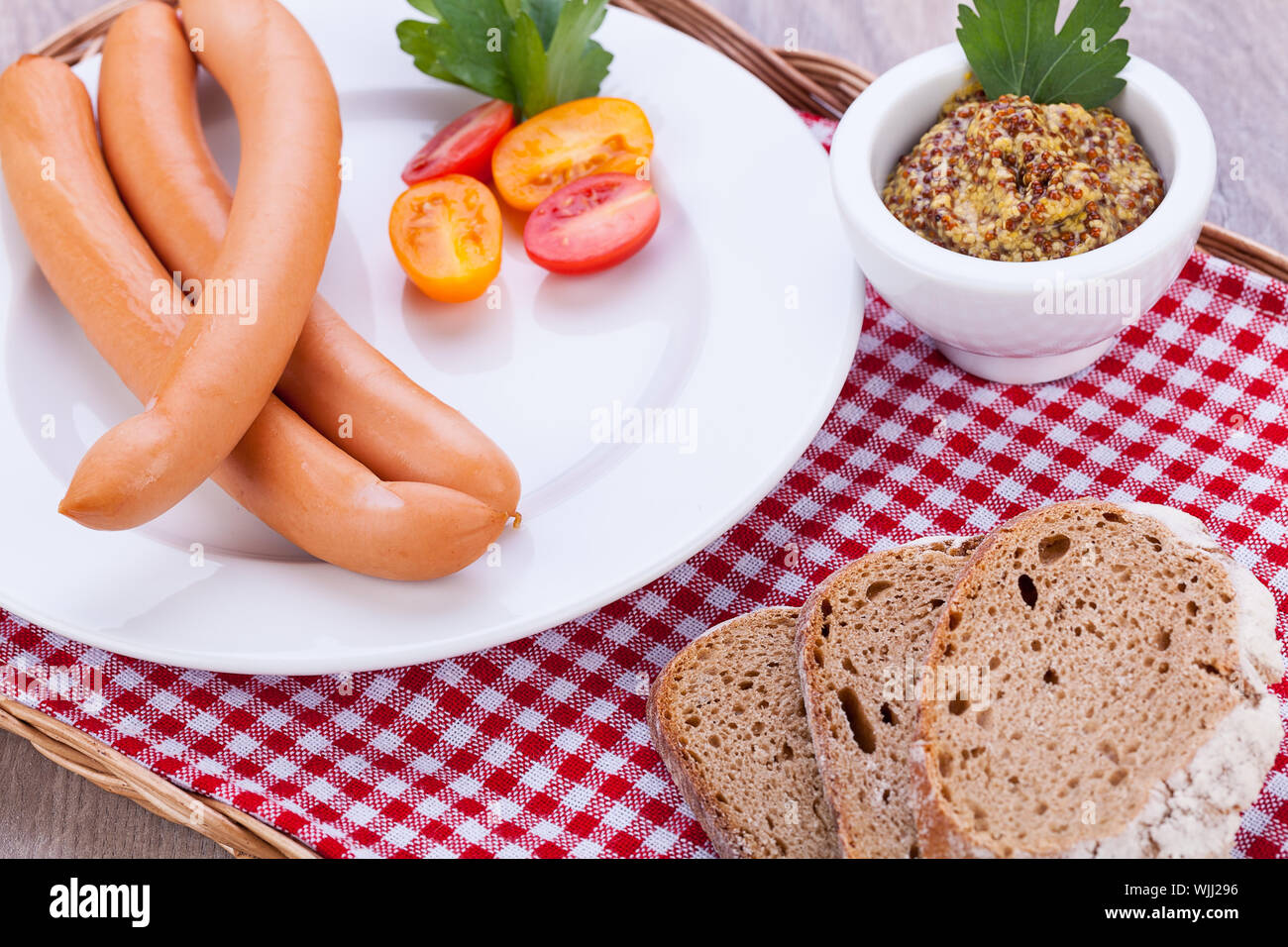 leckere Würstchen Frankfurter mit Vollkornbrot Stockfoto