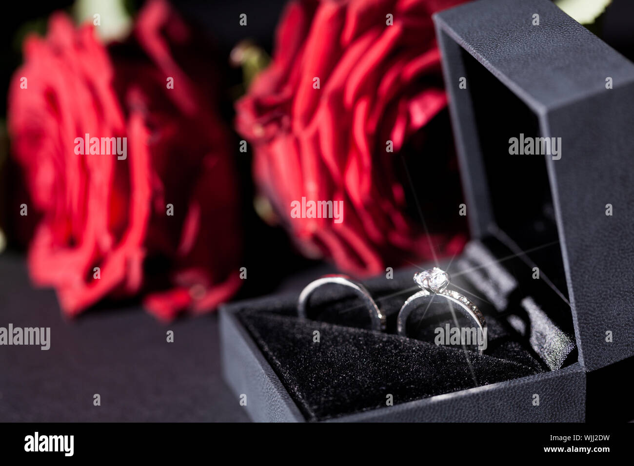 Engagement Ring mit einem Strauß roter Rosen Stockfoto