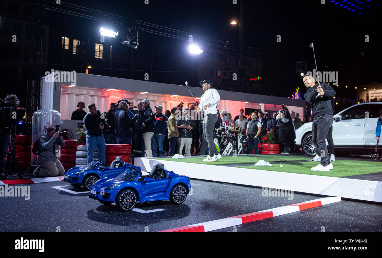 Hamburg, Deutschland. 03 Sep, 2019. Die professionelle Golfspieler Lucas Bjerregaard (l) und Xander Schauffele nehmen Sie Teil an den Show Event "Porsche Urban Golf Challenge" auf dem Spielbudenplatz. Die Veranstaltung ist Teil des Golfturniers "Porsche European Open 2019'. Credit: Daniel Reinhardt/dpa/Alamy leben Nachrichten Stockfoto