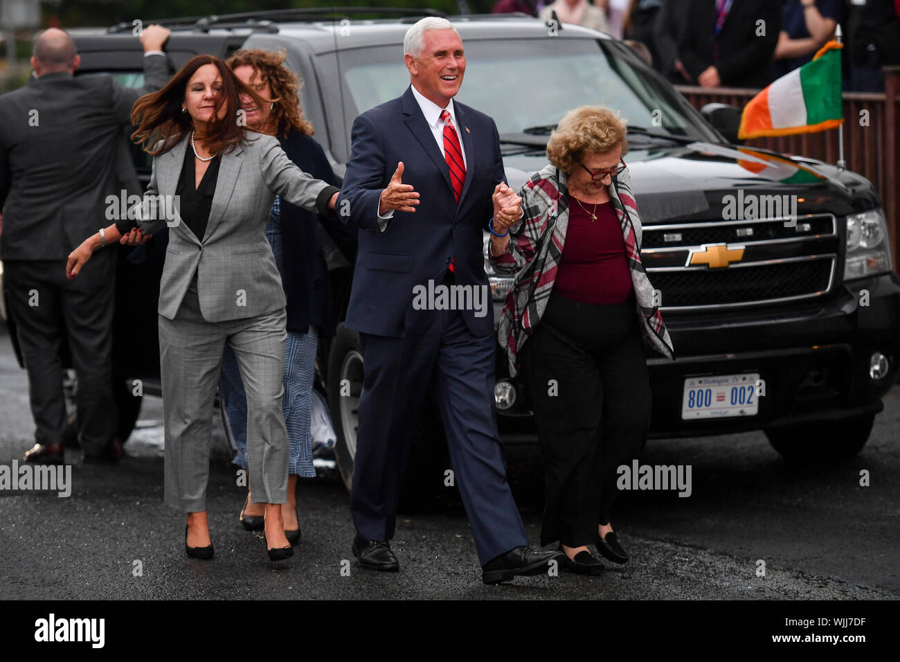 Vice President Mike Pence (Mitte), seine Mutter Nancy Pence Fritsch (rechts), und die zweite Frau Karen Pence (links) in Doonbeg Morriseys ankommen, ein Seafood Restaurant, wo er mit verwandten Speisen, zu besuchen. Stockfoto