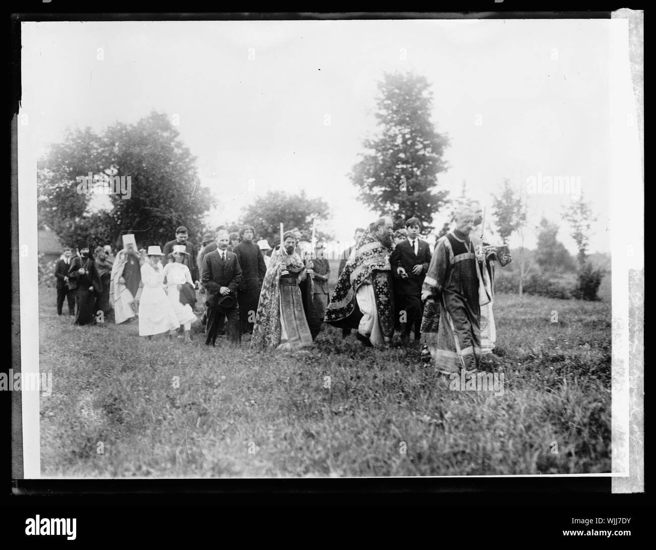 Hohe kirchliche Würdenträger der Russischen Kirche, die an der Monasty St. Nikolaus montiert ... gegen Bolschewistische Stockfoto