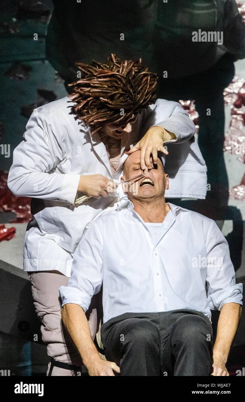 Hamburg, Deutschland. 03 Sep, 2019. Die Sänger Levante Páll (L-R) als Iwan Jakowlewitsch und Bo Skovhus als Platon Kusmitsch Kowaljow spielen auf dem Foto "Die Nase". Das Stück unter der Regie von Karin Beier und unter der musikalischen Leitung von Kent Nagano, seine Premiere feiert am 07.09.2019 an der Hamburger Staatsoper. Quelle: Markus Scholz/dpa/Alamy leben Nachrichten Stockfoto