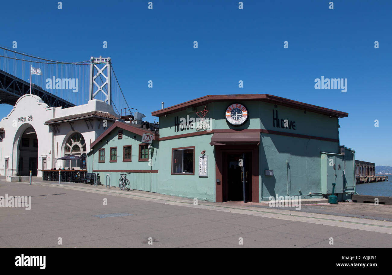 High-Dive Bar und Pier 28 Sitzen unter dem historischen Bay Bridge, San Francisco, Kalifornien Stockfoto