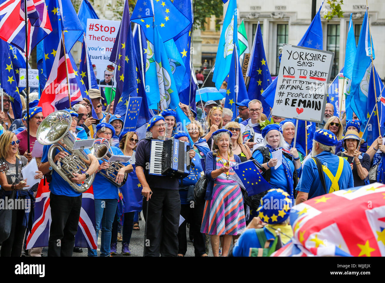 Anti-Brexit Demonstranten mit Fahnen, Musik zu spielen und gleichzeitig in London am Tag MPs zurück zum Parlament nach der Sommerpause am Montag, 2. September 2019 der britische Premierminister Boris Johnson warnte konservativen Abgeordneten nicht gegen die Regierung in der nächsten Nacht Gesetzentwurf zu stimmen, hätte Block a No Deal Brexit. Mehrere MPs schwor, mit der Opposition unabhängig von den persönlichen Konsequenzen zu stimmen. Stockfoto