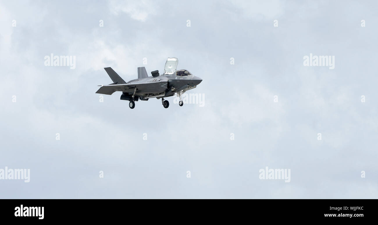 BEAUFORT, SOUTH CAROLINA - 30. APRIL 2017: Eine F-35 Lightning schwebt über dem Marine Corp Air Station in Beaufort, South Carolina Stockfoto