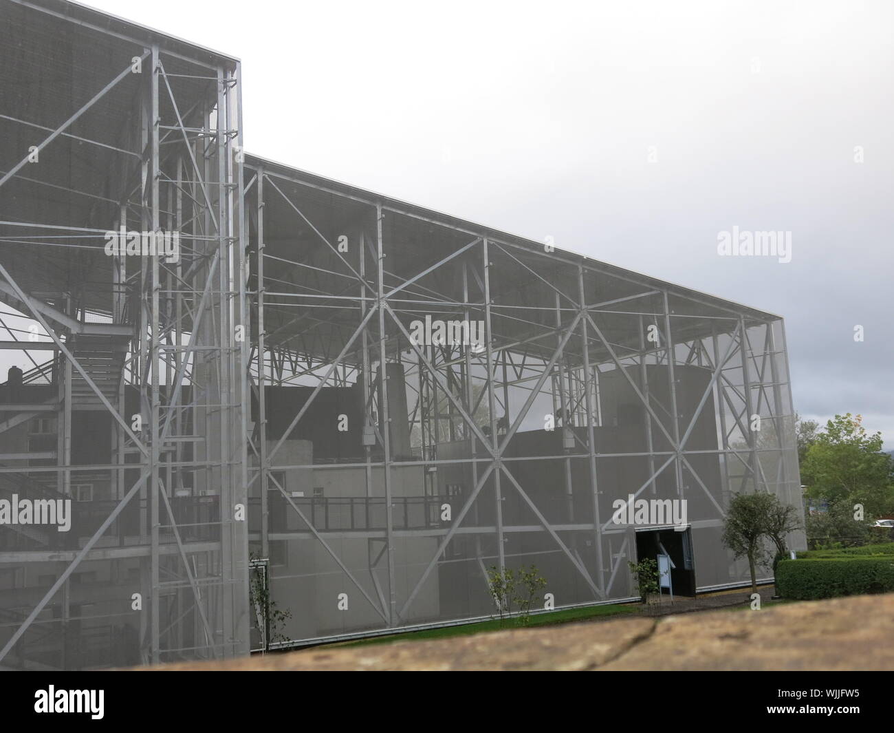 Die chainmail Mesh & Stahl, die encase Helensborough's Hill House High-tech Wetter Schutz bieten sowie eine andere Fassade des Hauses. Stockfoto