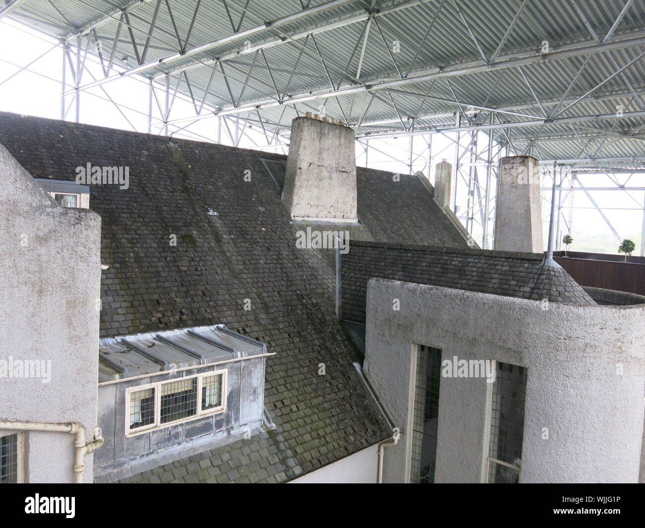Gehwege durch Stahlgerüst der Architektur von Rennie Mackintosh's Hill House aus allen Blickwinkeln zu sehen, sowie der Regen Schäden ermöglichen. Stockfoto